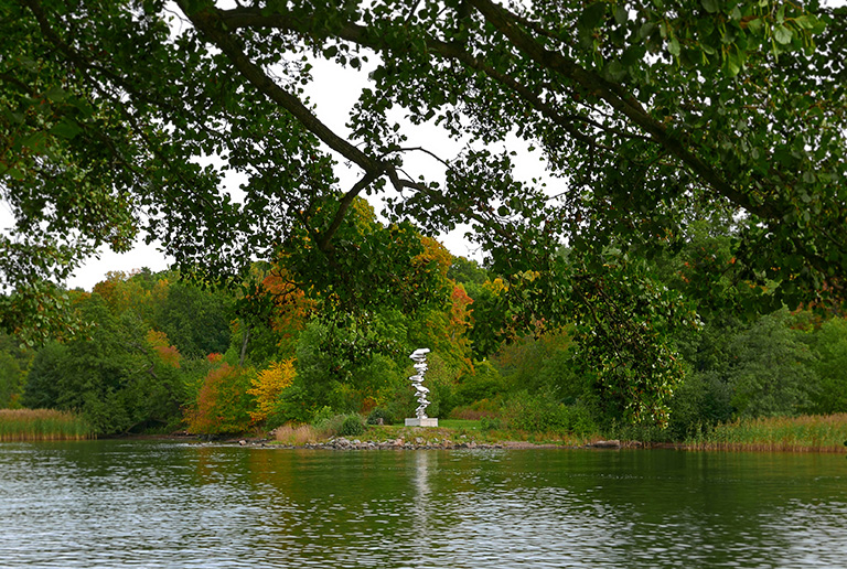 Skulpturen Points of View av Sir Tony Cragg utställd på Djurgården av Galleri Andersson/Sandström