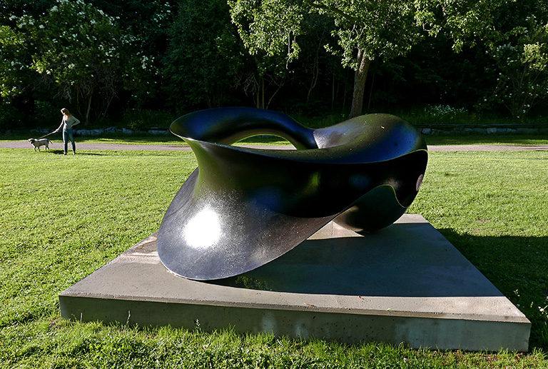 Skulpturen Around av Eva Hild på Djurgården