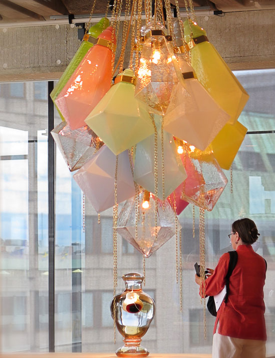 “Chandelier de la Glace Pastel”  av Frida Fjellman på Glass is Tomorrow / Stockholmsglas, Kulturhuset